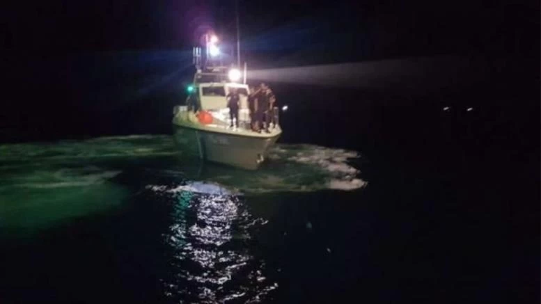 Κρήτη: Τέλος στην αγωνία για δύο αγνοούμενους κολυμβητές – Εντοπίστηκαν σε βραχονησίδα από το λιμενικό